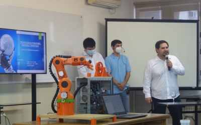 Primeros egresados de la carrera de robótica en IES